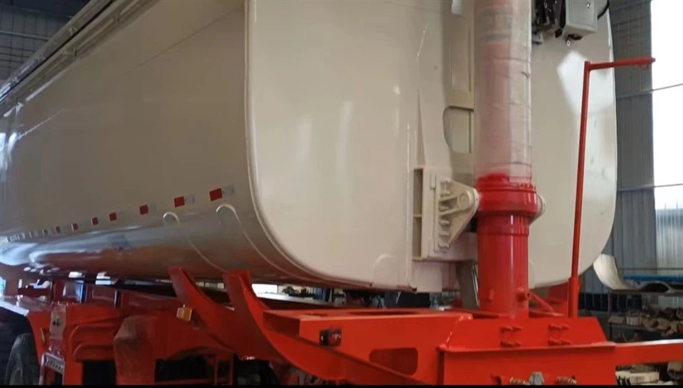 Poluprikolica sa stražnjim kiperom za cisternu